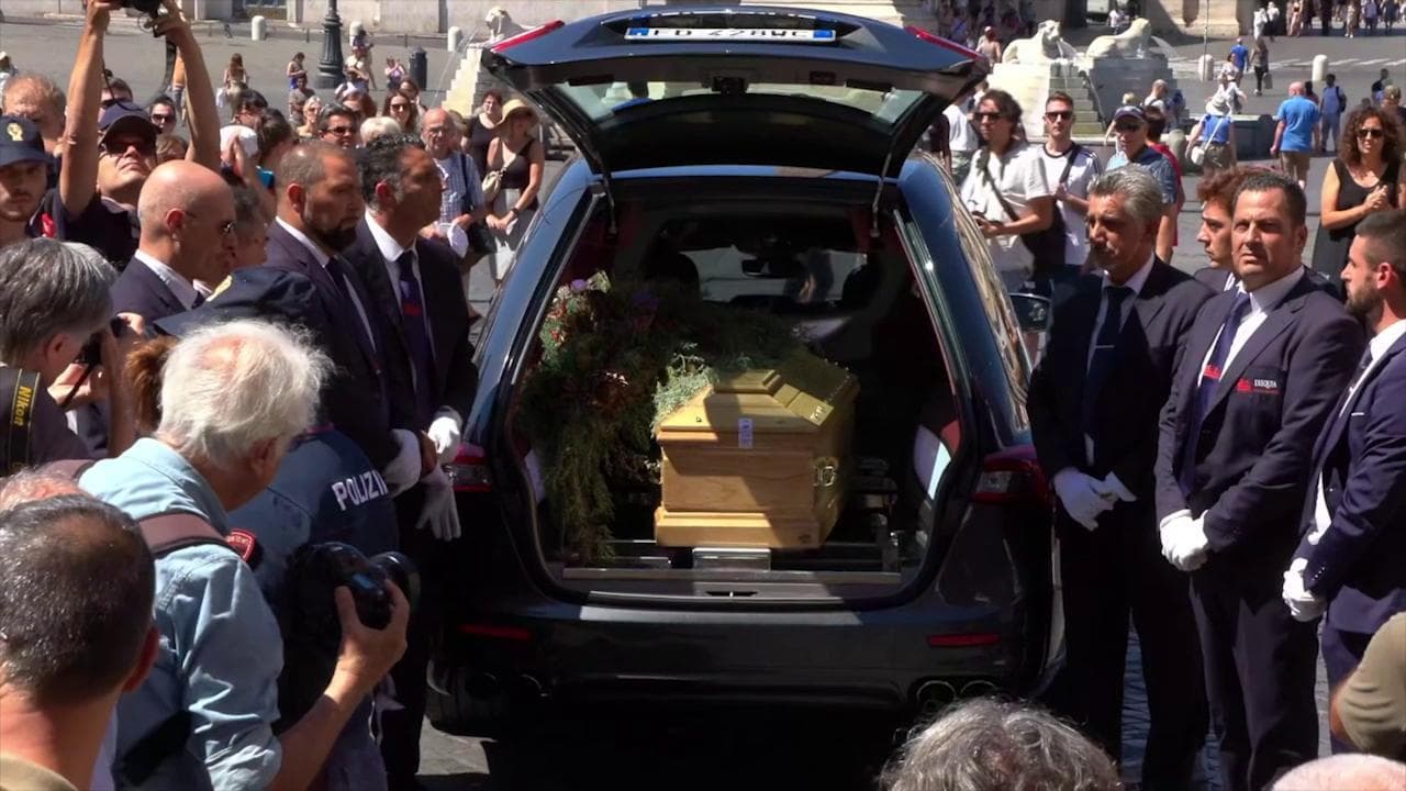 Addio a Michela Murgia, sette minuti di applausi all'arrivo del feretro. Niente fiori, ma carciofi