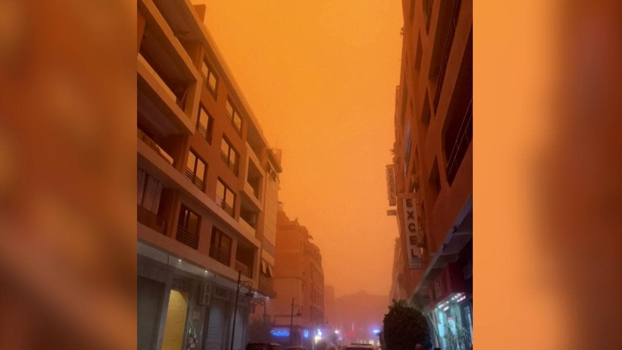 Marocco, il cielo di Marrakesh diventa arancione dopo una tempesta di sabbia