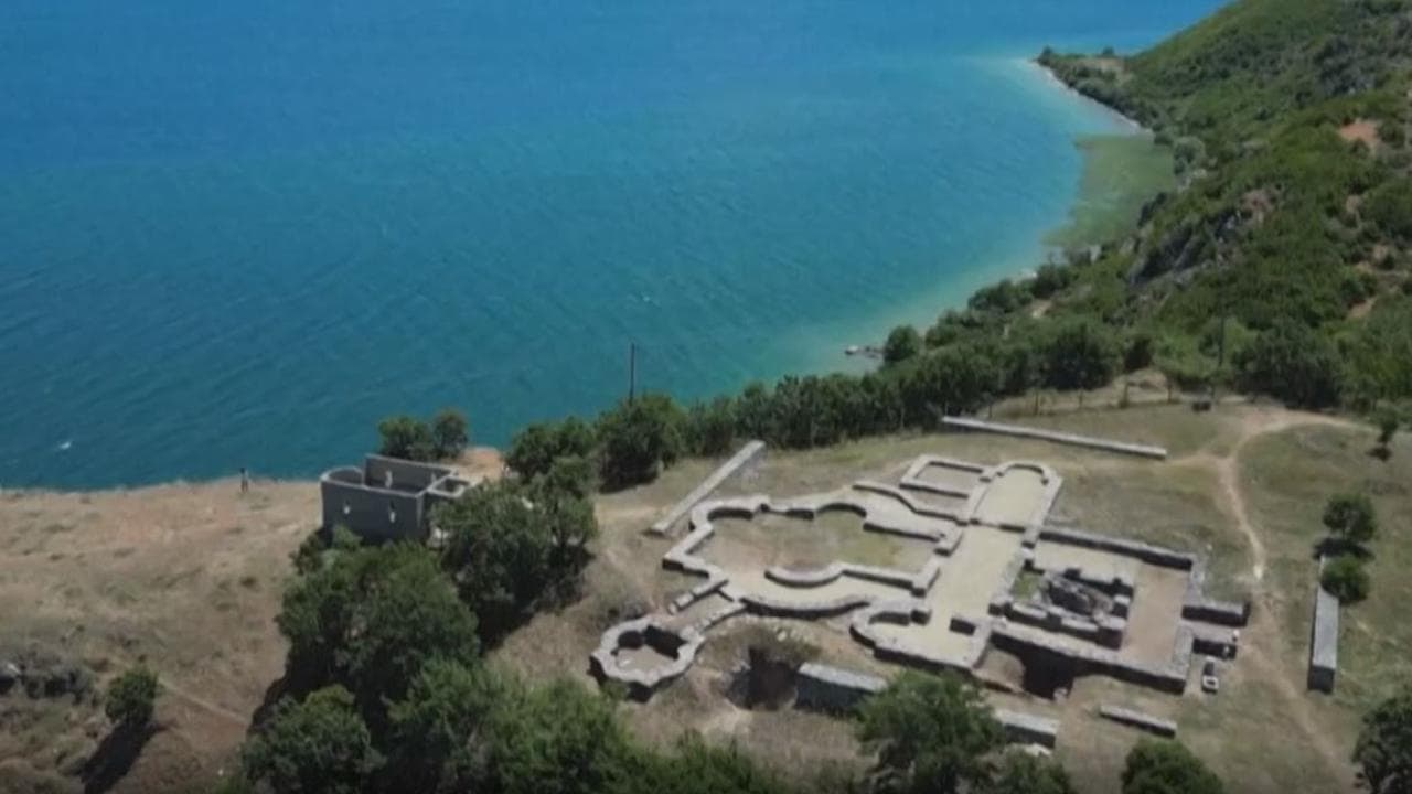 Scoperti i resti di una città lacustre sommersa nel lago di Ohrid: per gli archeologi è un mistero