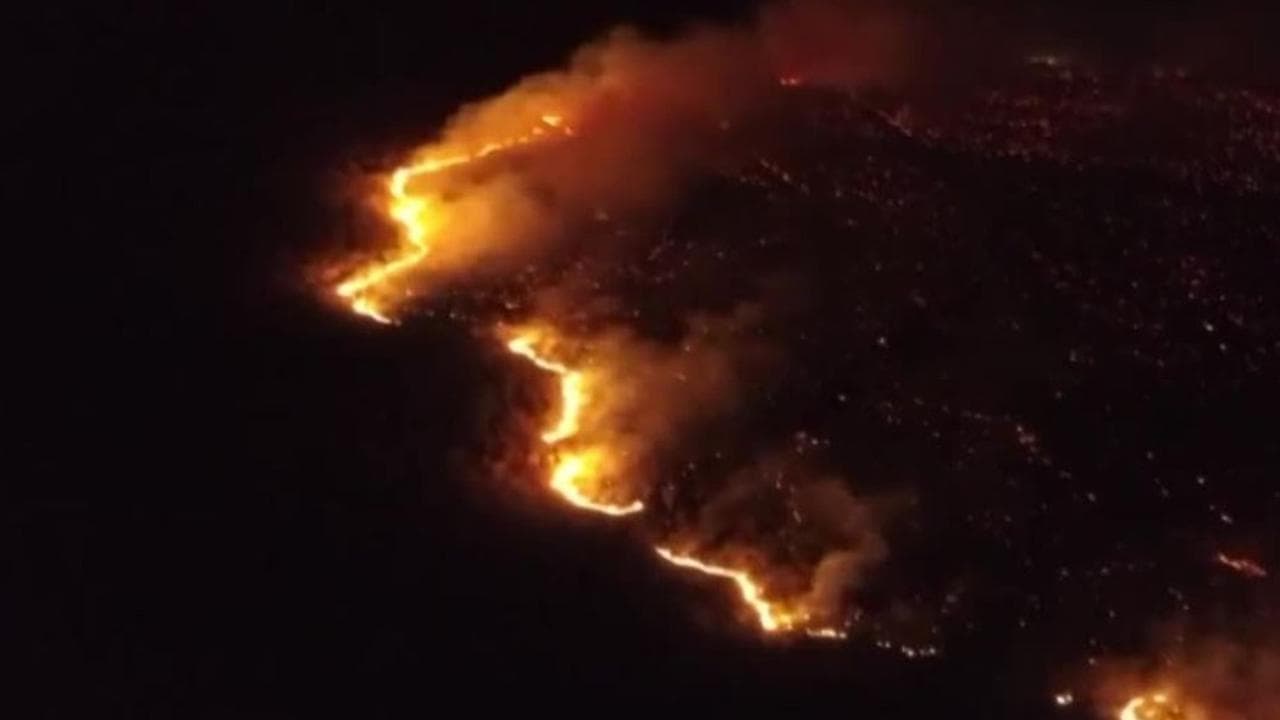Hawaii, l'incendio a Maui filmato da un volo di linea: la passeggera resta in silenzio dallo sgomento