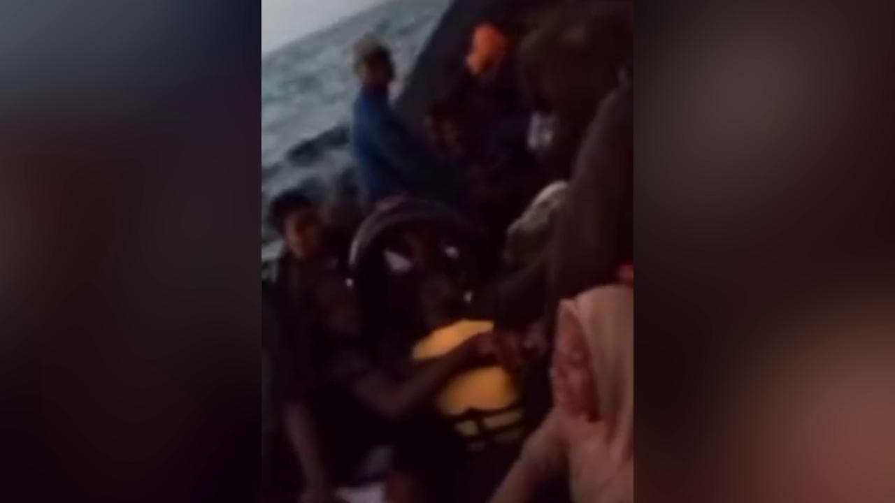 Tunisia, la traversata sul canotto sgonfio