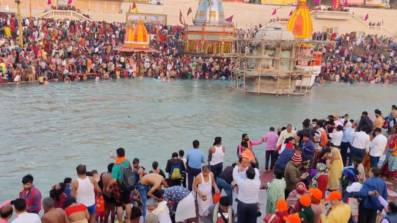 Coronavirus, centinaia di fedeli positivi in India dopo il bagno di purificazione nel Gange