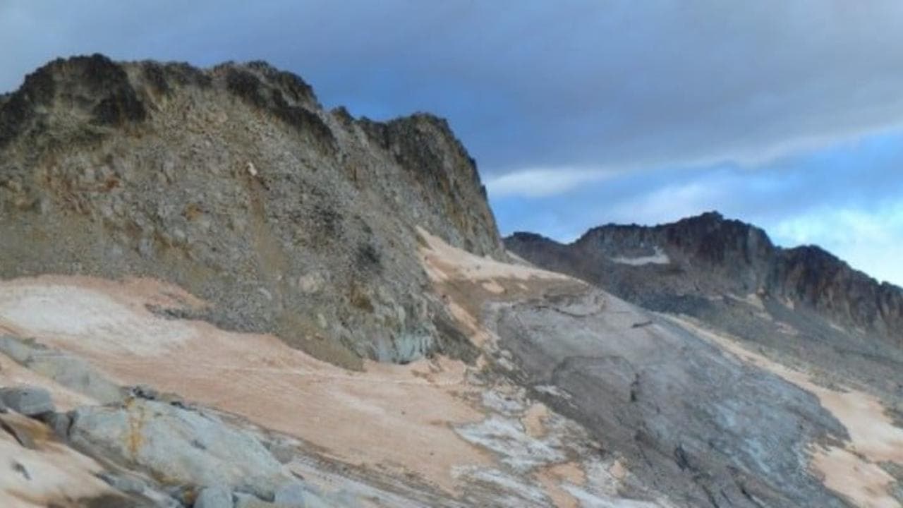 La morte di un ghiacciaio nel cuore dell'Europa: tra 10 anni scomparirà e c'è chi scia rischiando la vita