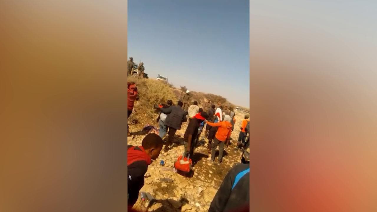 Migranti al confine tra Libia e Tunisia: la Guardia nazionale spiana le armi