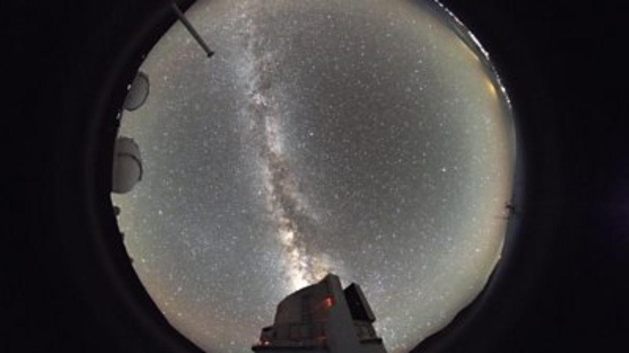Perseidi, le stelle cadenti filmate da una visuale esclusiva: le immagini dal vulcano Maunakea