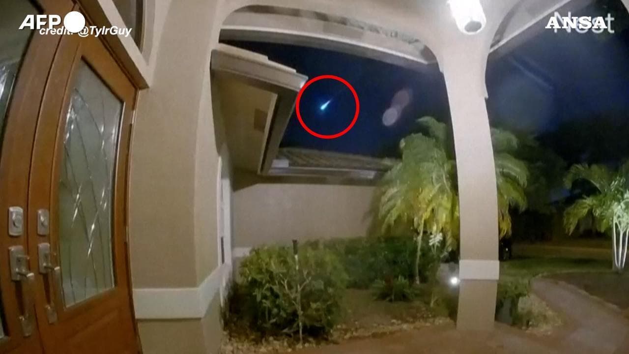Florida, meteorite illumina la notte: la lunga scia luminosa in cielo e il bagliore
