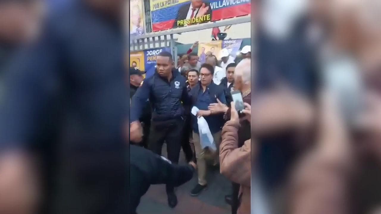 Ecuador, il candidato Villavicencio ucciso al termine del comizio: il video dell'agguato