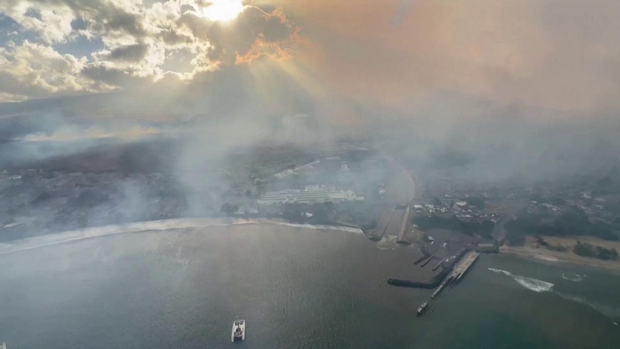 L'alba sulle Hawaii dopo la notte infernale: in volo sulle isole devastate dagli incendi