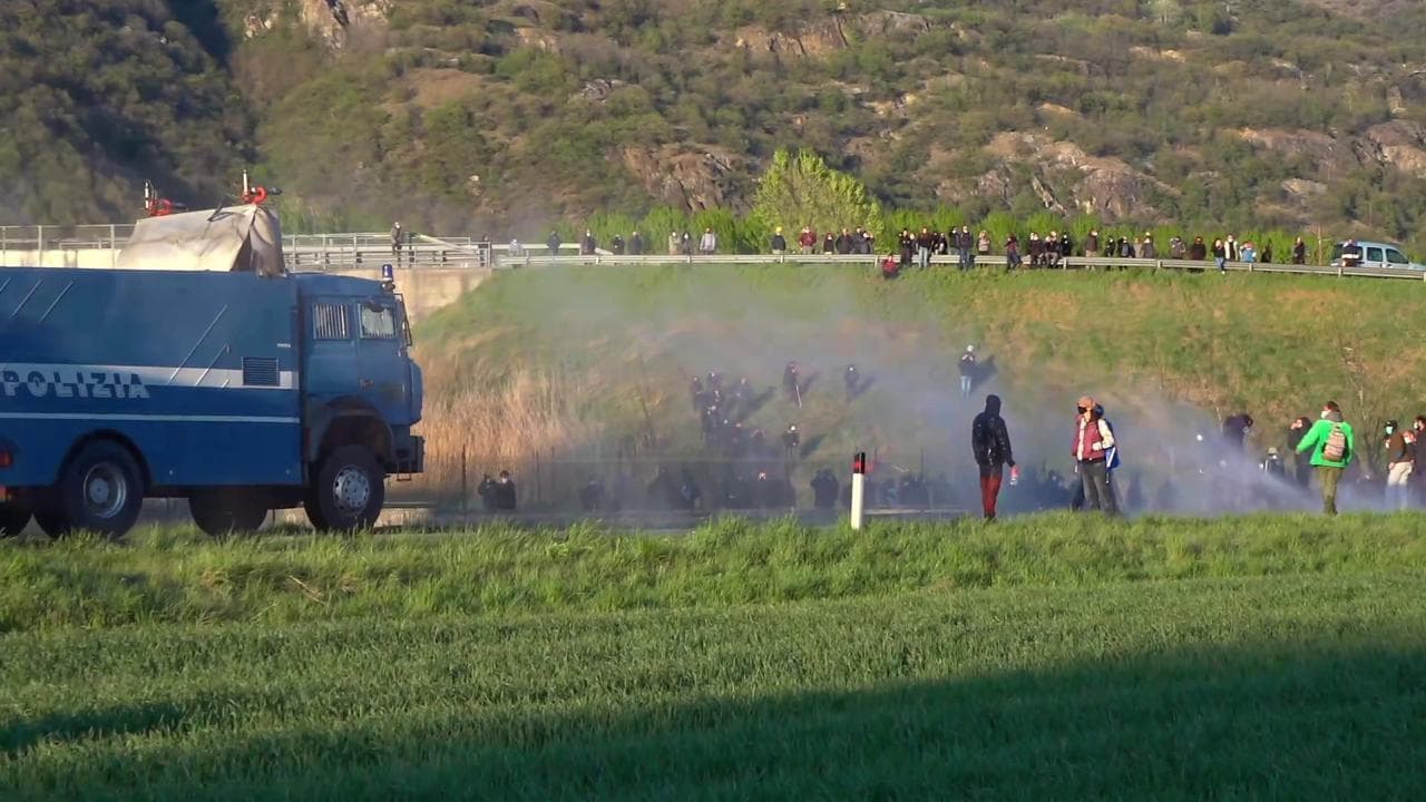 In Val Susa scontri tra No Tav e polizia. Manifestanti dispersi con idranti e lacrimogeni