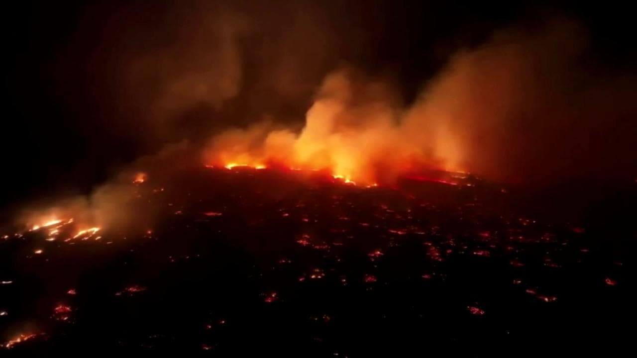 Le Hawaii si trasformano in un inferno: le immagini dal drone di Maui che brucia