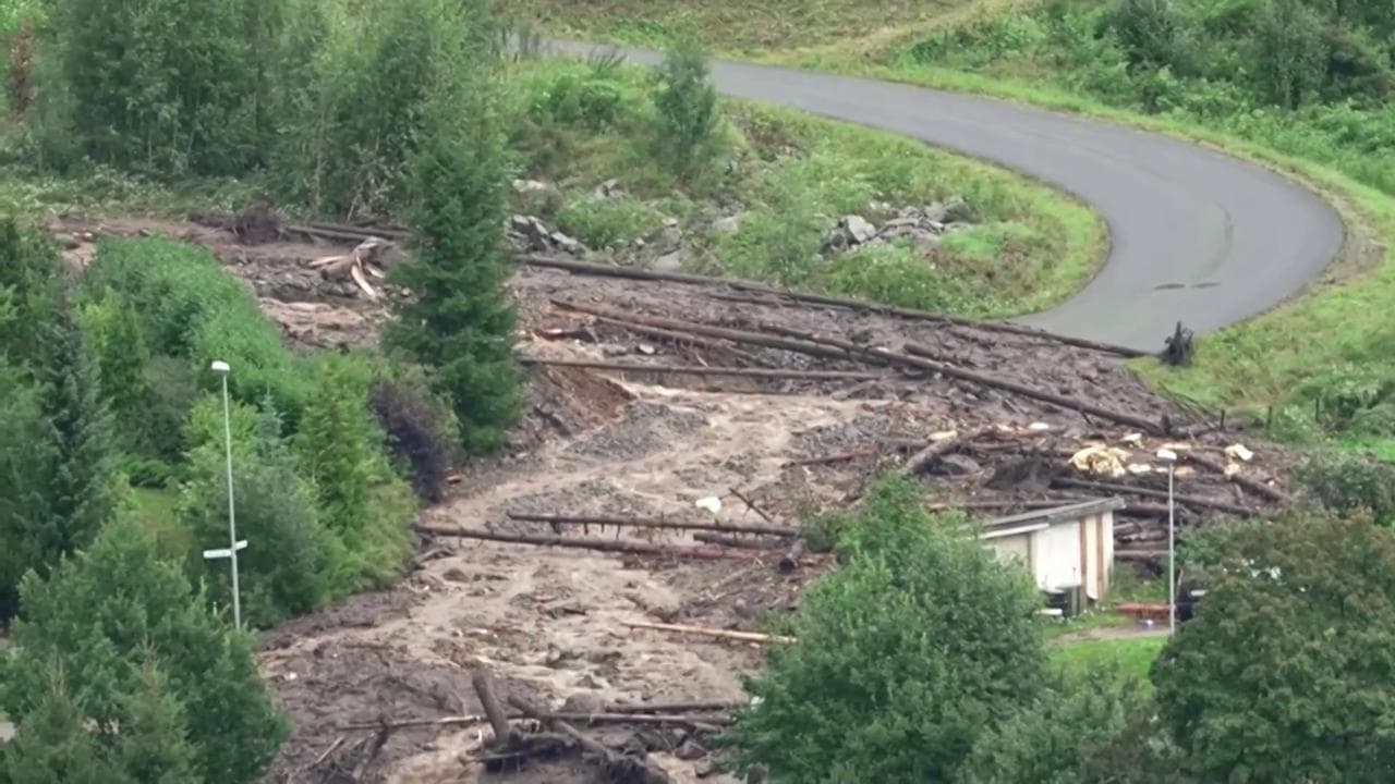 Norvegia, diga cede dopo le forti piogge della tempesta Hans: le immagini dal drone