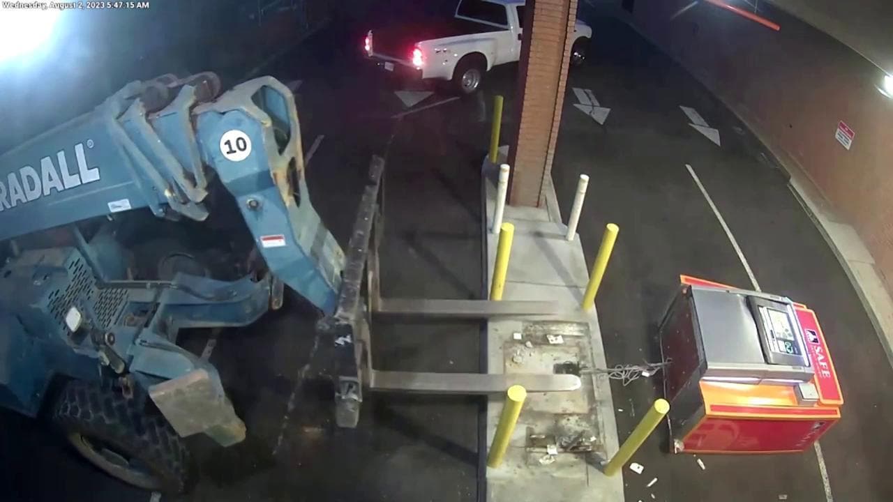 Furto col carrello elevatore: abbattono un Atm e poi lo portano via a bordo di un pickup