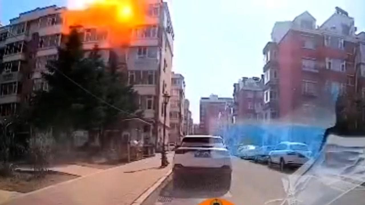 Cina, fuga di gas dall'appartamento: il momento dell'esplosione ripreso dalla dashcam di un'auto