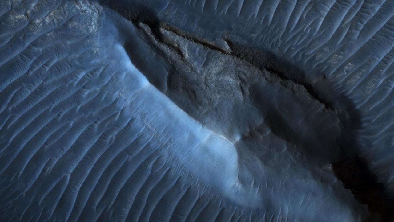 Le spettacolari immagini della Nasa nel cratere di Marte "Aram Chaos": il deserto rosso appare blu