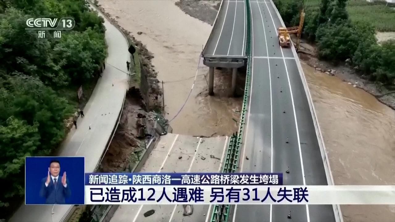 Inondazioni e piogge torrenziali in Cina: crolla un ponte in autostrada, morti e dispersi