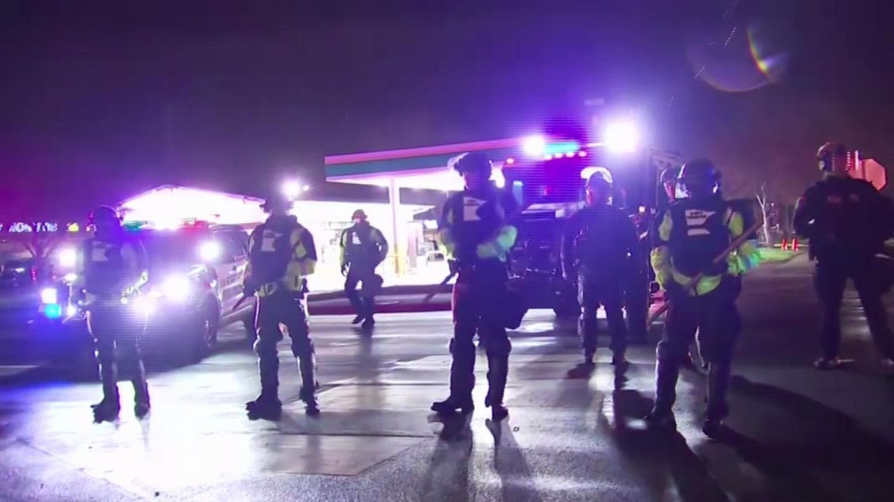 Usa, afroamericano ucciso da agente di polizia: seconda notte di scontri a Minneapolis