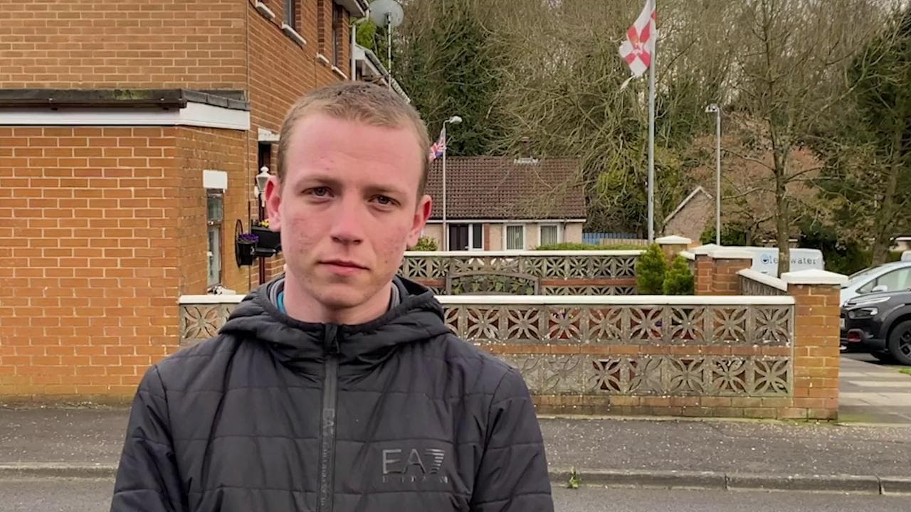 Belfast, il 19enne unionista: "Ecco perché i miei amici attaccano la polizia"