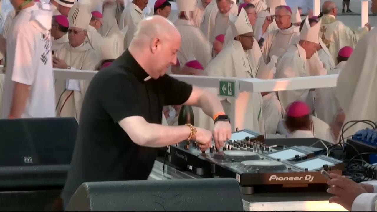 Lisbona, il dj set di padre Guilherme fa ballare la folla alla Giornata mondiale della Gioventù