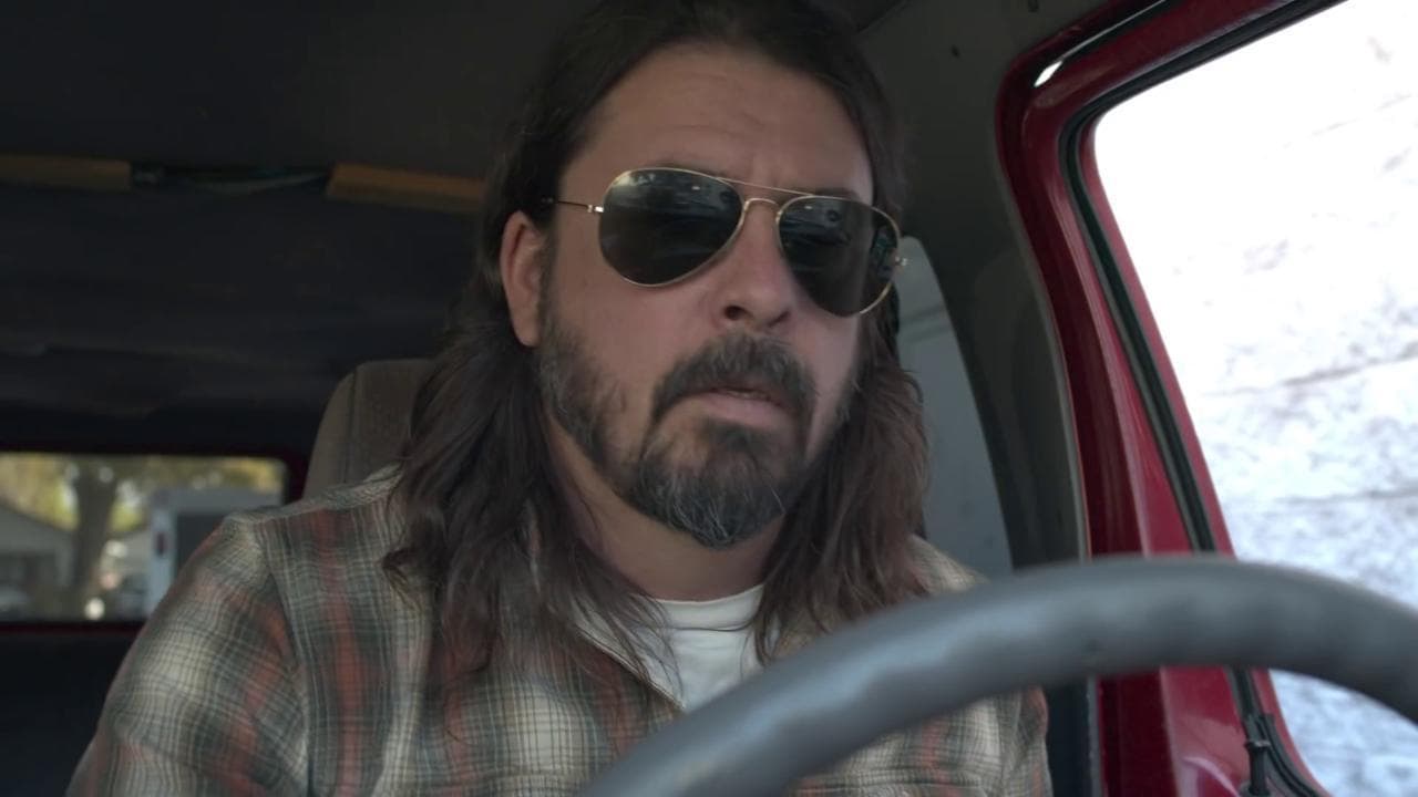 'What Drives Us', Dave Grohl dei Foo Fighters diventa regista e racconta gli artisti on the road