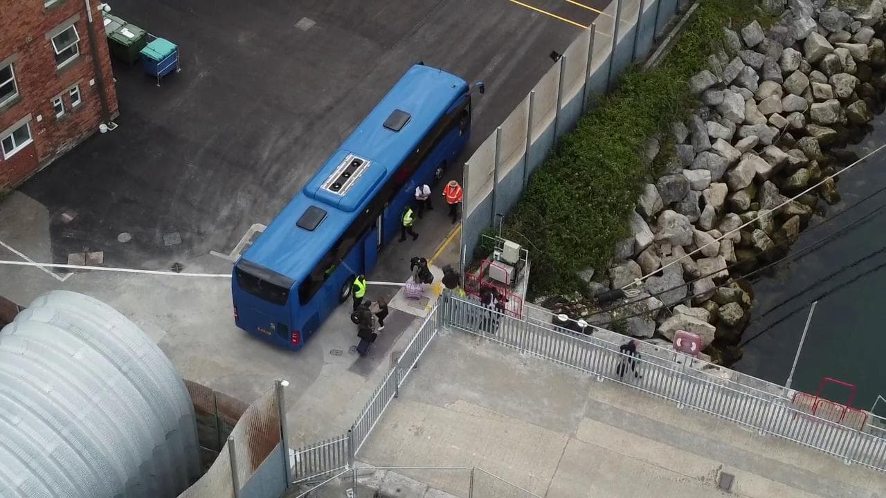 Londra porta i primi migranti sulla chiatta galleggiante che farà loro da carcere: le immagini