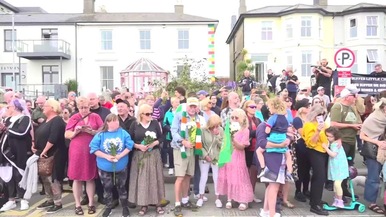 L'omaggio dei fan di Sinead O'Connor: canzoni e fiori fuori dalla sua vecchia casa in Irlanda