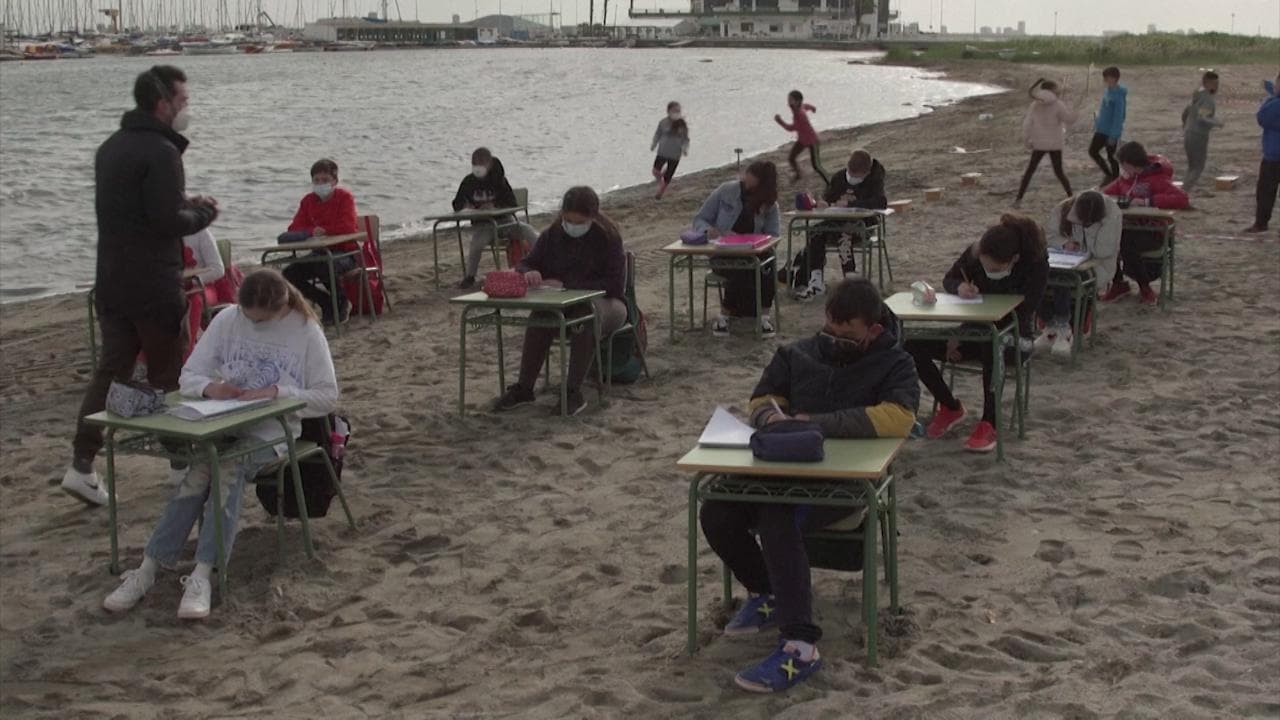 Spagna, niente più didattica a distanza per gli alunni: la lezione è in spiaggia