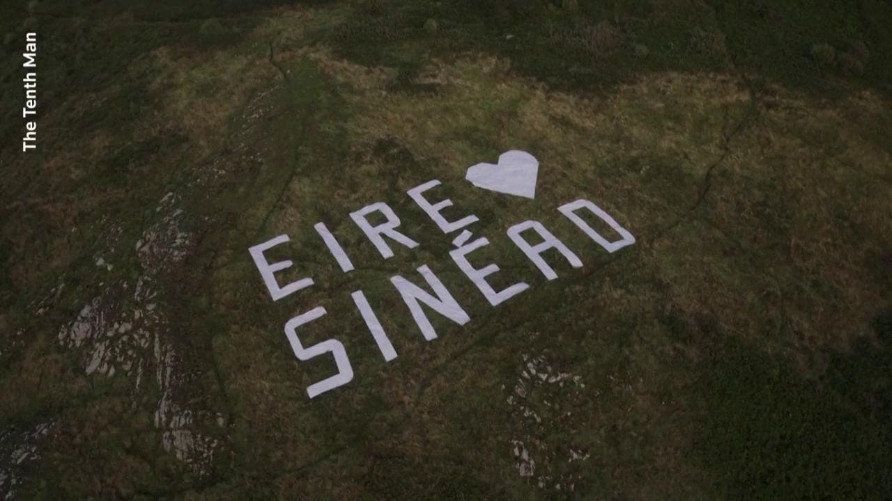Sinead O'Connor, la gigantesca scritta sulla collina: "L'Irlanda ti ama"