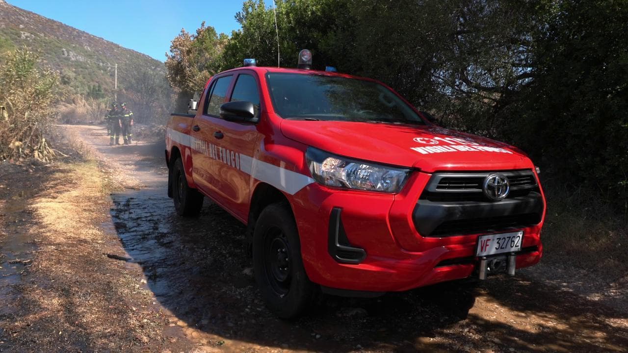 Posada dopo l'enorme incendio: la bonifica vigili del fuoco