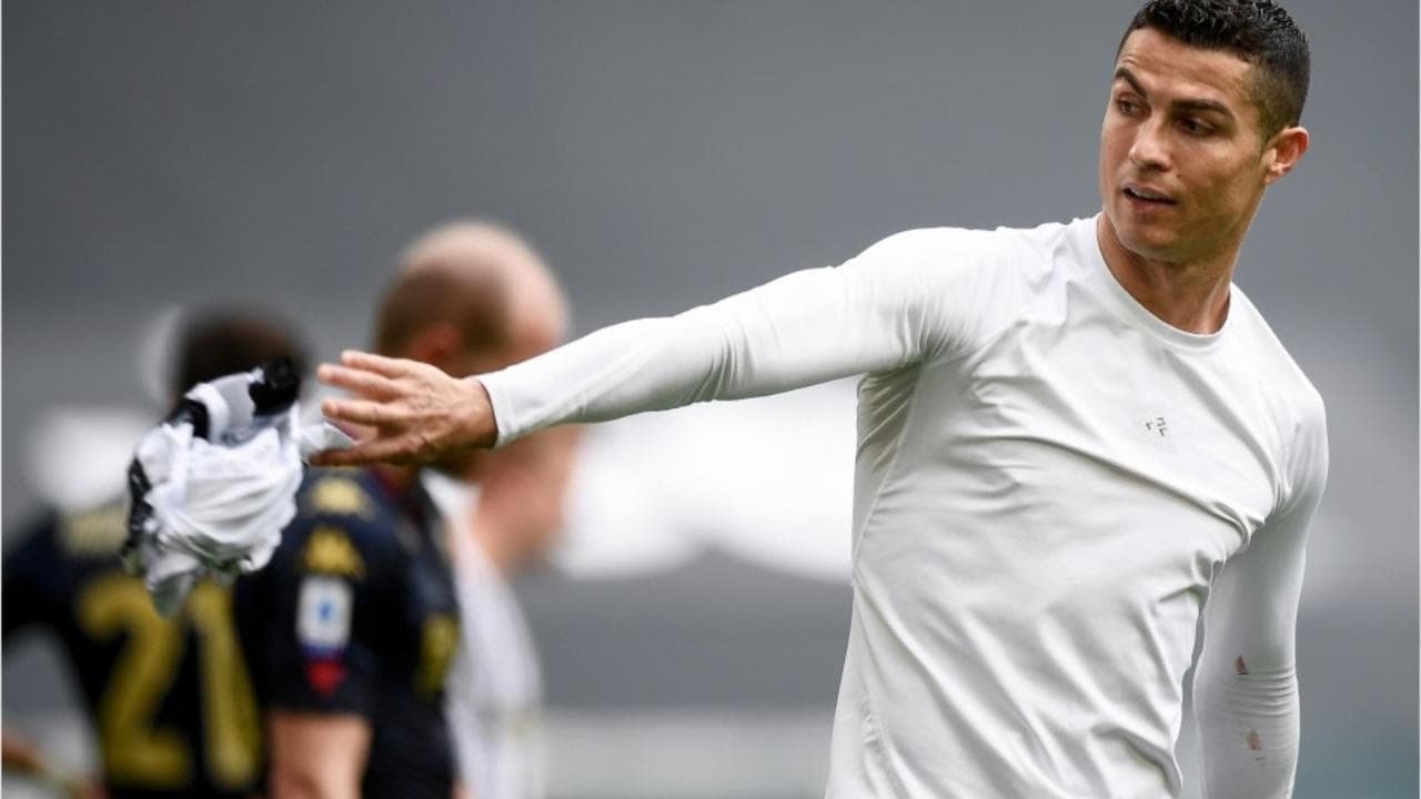 Juventus-Genoa, Ronaldo lancia la maglia al raccattapalle. Ma su Twitter: "Come Balotelli all'Inter"