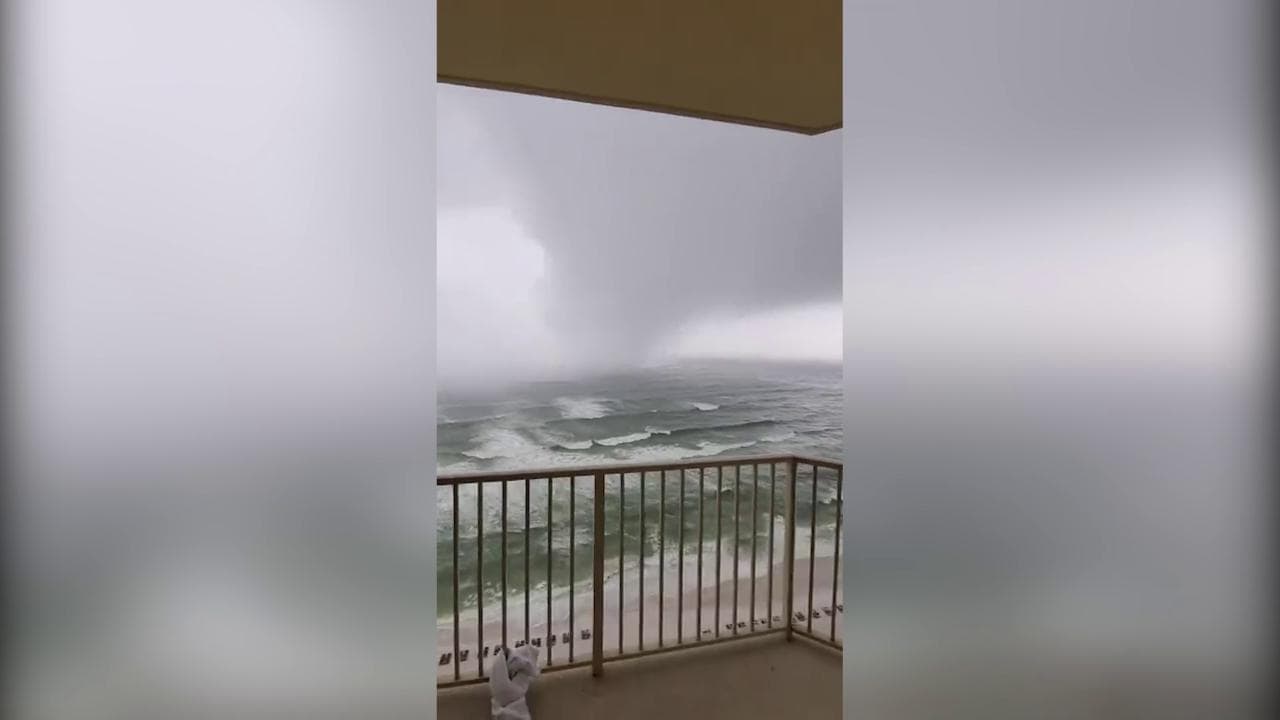 Usa, dal mare si avvicina un pauroso tornado: volano sedie e tavoli dal balcone
