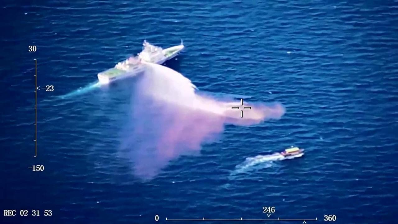 La Guardia costiera cinese allontana una nave filippina con un cannone ad acqua