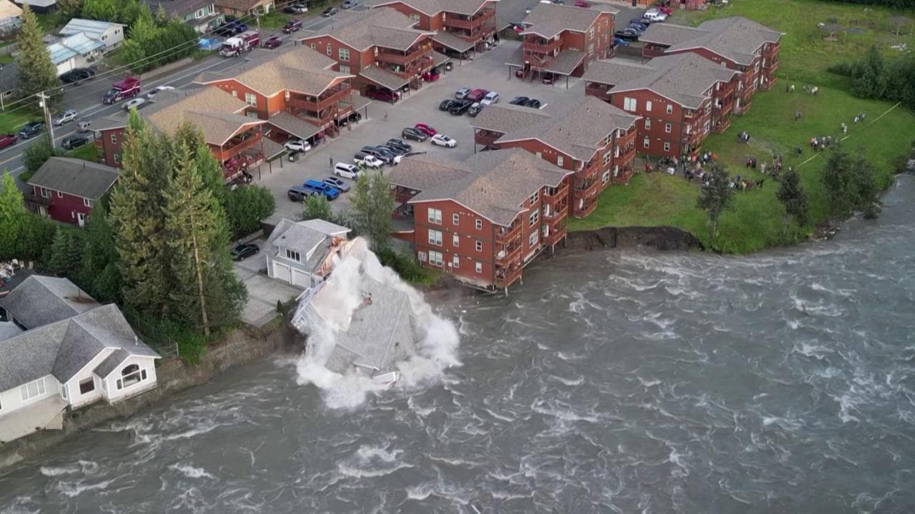Alaska, una casa crolla nel fiume Mendenhall dopo il cedimento di una diga glaciale