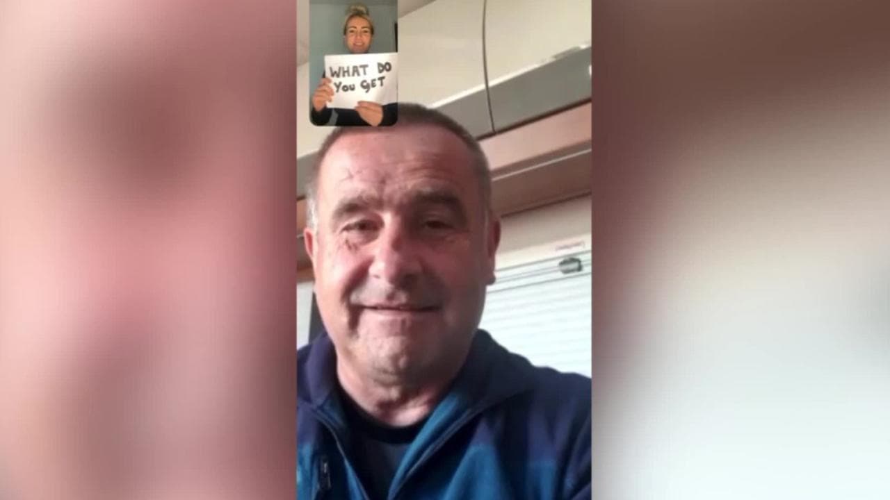 "Sarai promosso nonno", l'annuncio con i cartelli al papà: la reazione è emozionante