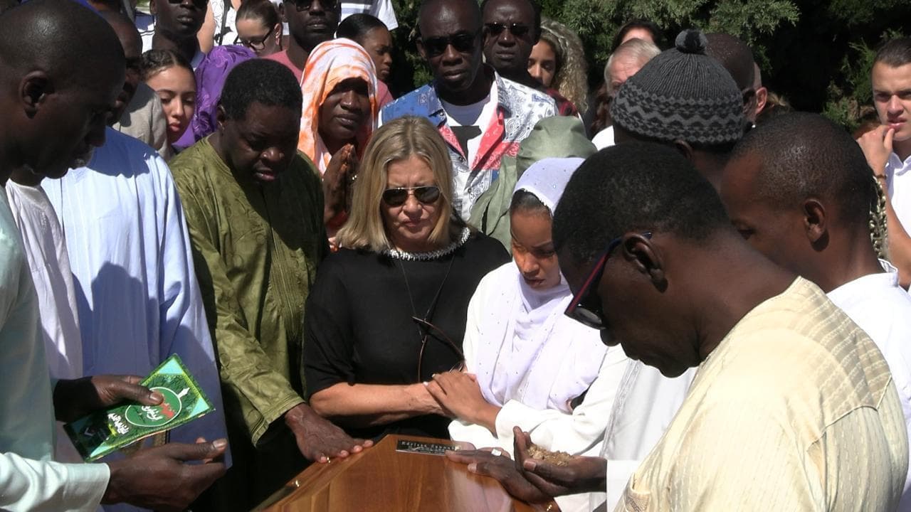 Idris, l'ultimo saluto sulle note di Bob Marley: applausi e lacrime per la prima icona afro-italiana