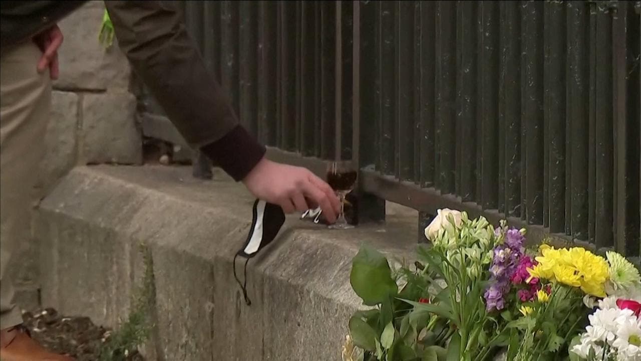 Addio al principe Filippo: fra i tanti fiori anche un calice di vino rosso