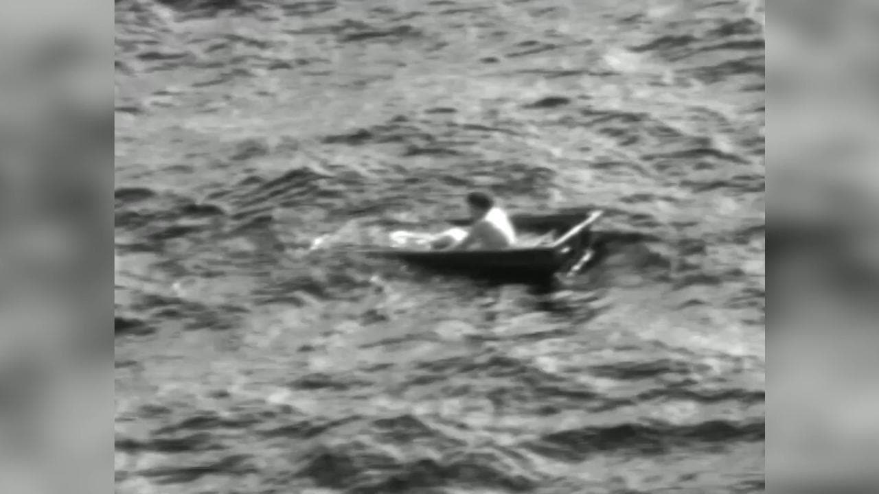 Disperso in mare, viene ritrovato dopo 24 ore sulla barca quasi affondata: le immagini