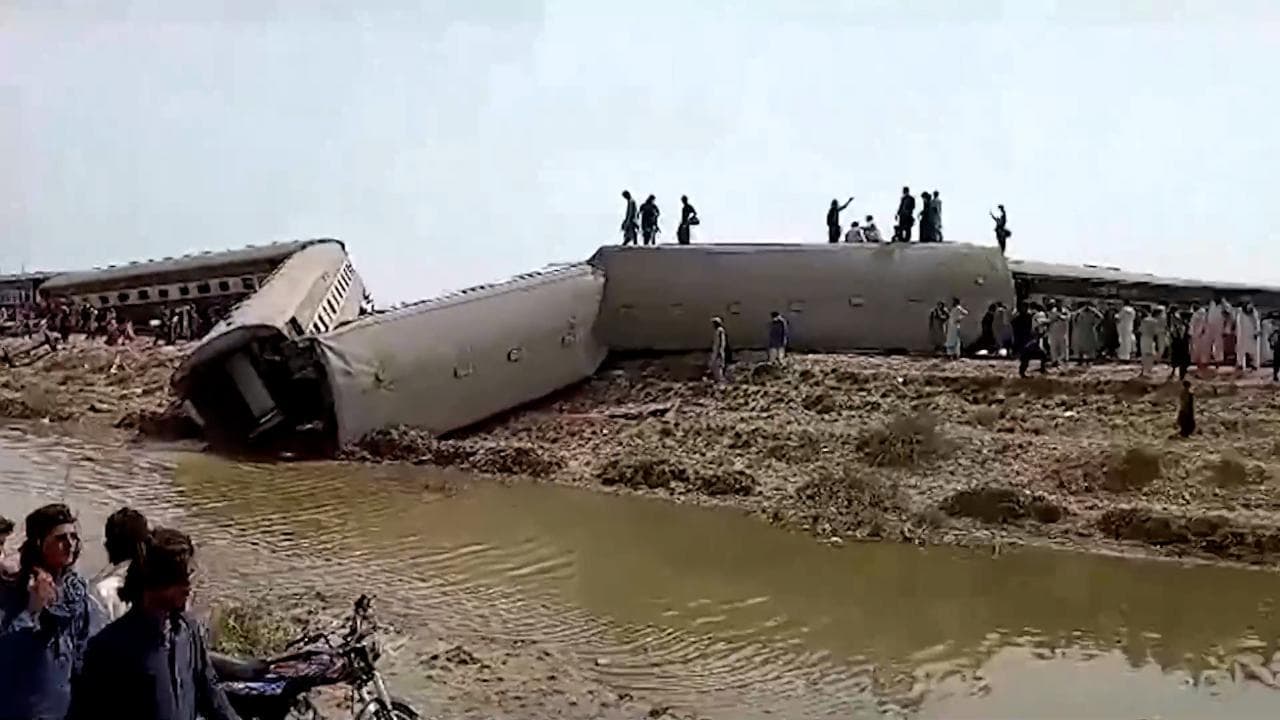 Treno deraglia nel sud del Pakistan, gravissimo incidente ferroviario: le prime immagini