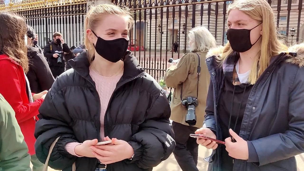 Addio al principe Filippo, i sudditi davanti a Buckingham Palace: "Era il nonno della nazione"
