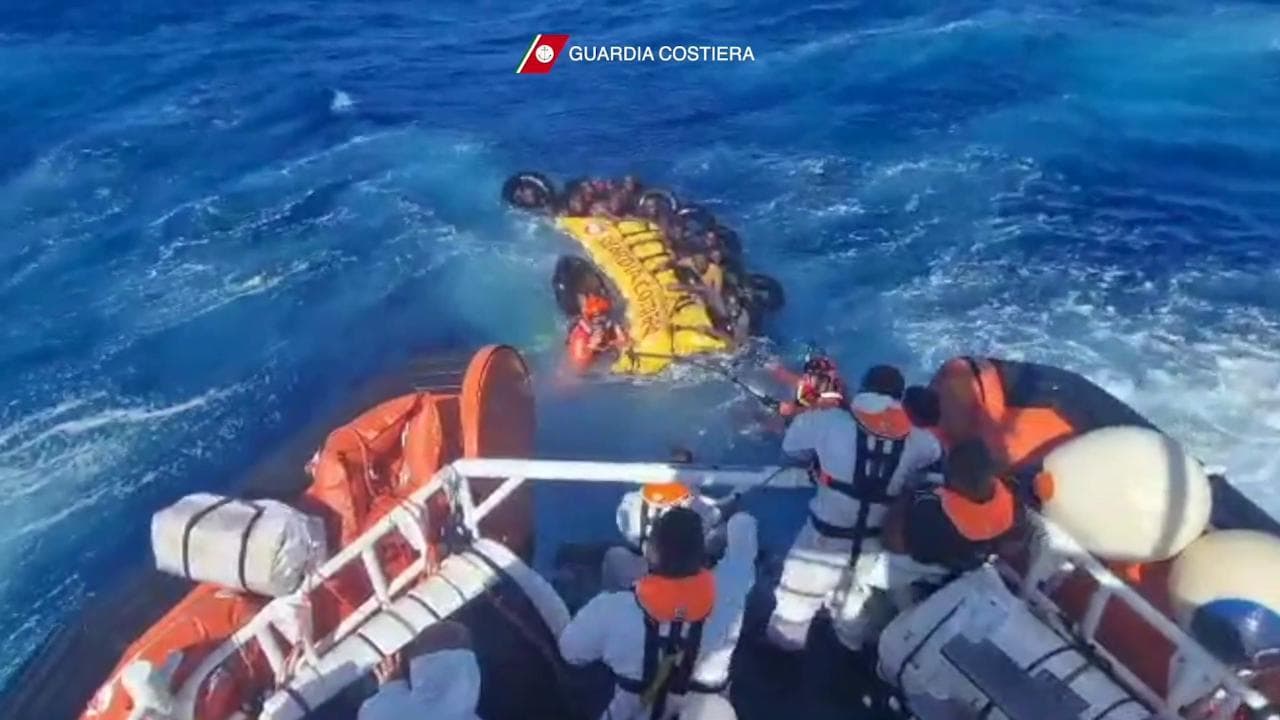Il drammatico salvataggio dei sopravvissuti di Lampedusa