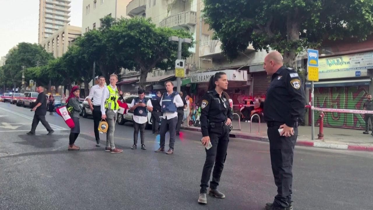 Israele, attentato a Tel Aviv: polizia e ambulanze sul luogo della sparatoria