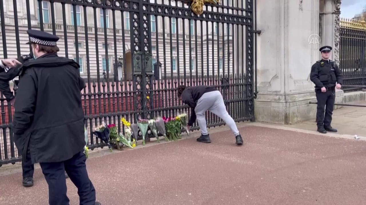 Addio al principe Filippo, centinaia di persone a Buckingham Palace con i fiori