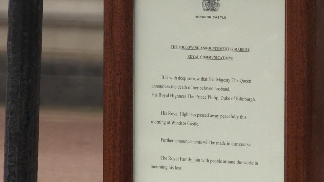 Addio al principe Filippo, l'annuncio della morte a Buckingham Palace