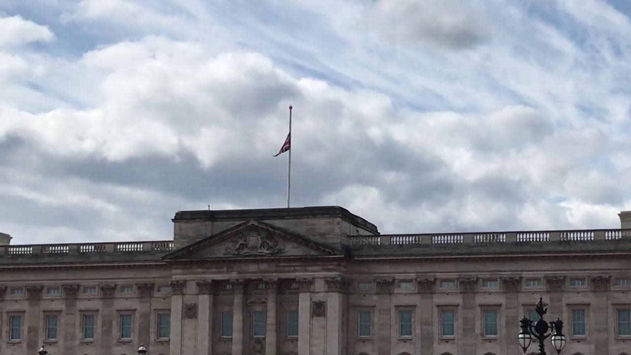 Addio al principe Filippo, Union Jack a mezz'asta a Buckingham Palace
