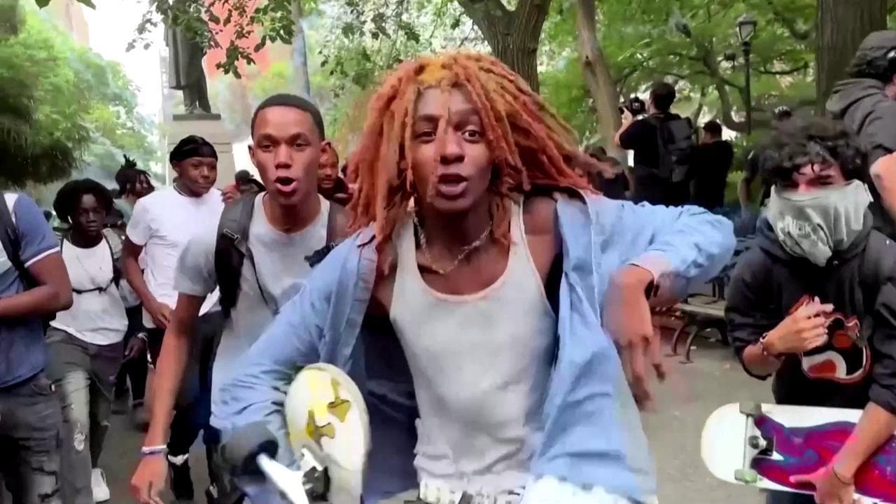 New York, influencer scatena il caos a Union Square durante una live: migliaia di persone in fuga