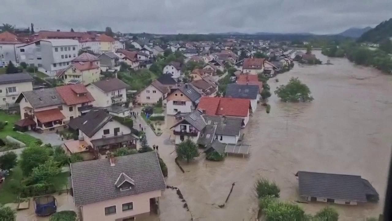 Piogge torrenziali sulla Slovenia, le immagini dall'elicottero mostrano le case sommerse