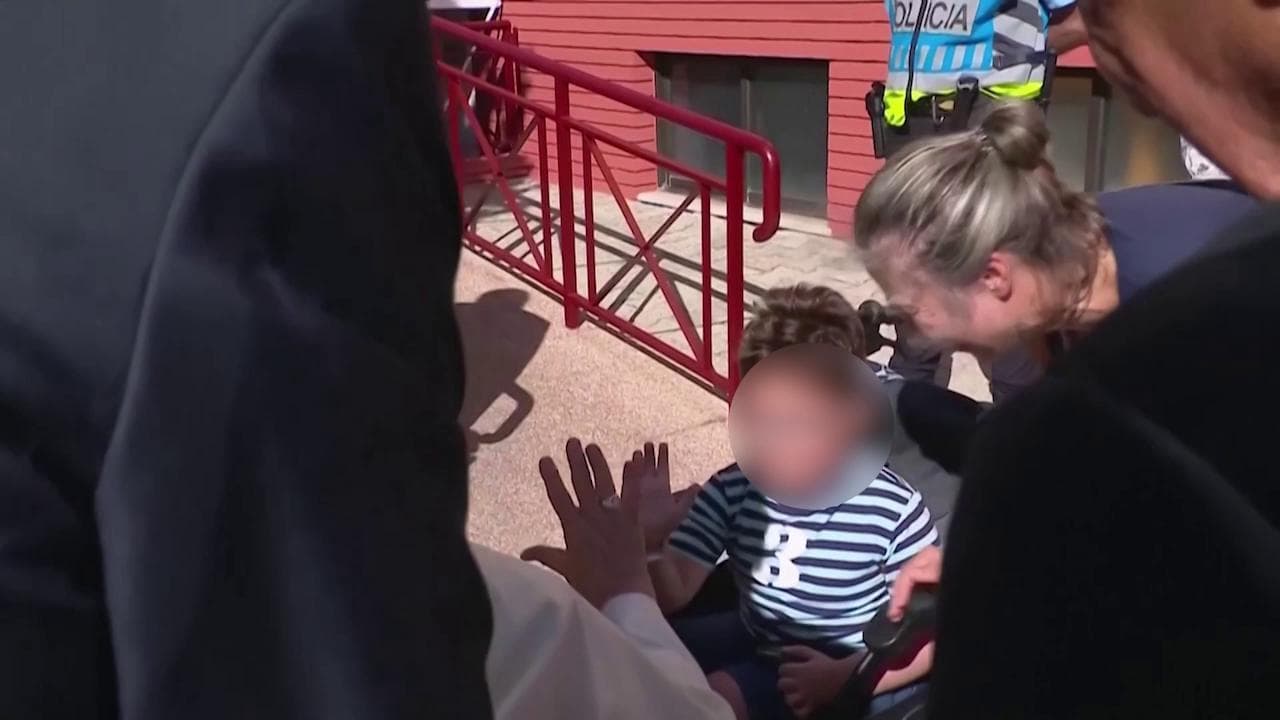 Il "cinque" di Papa Francesco con un bambino in sedia a rotelle a Lisbona
