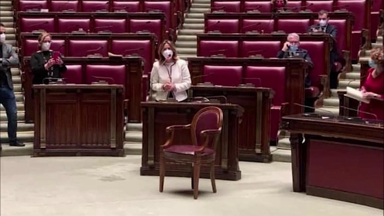 Sofa-gate, Lorenzin lascia una sedia vuota alla Camera: "Offesa grave per Ue"