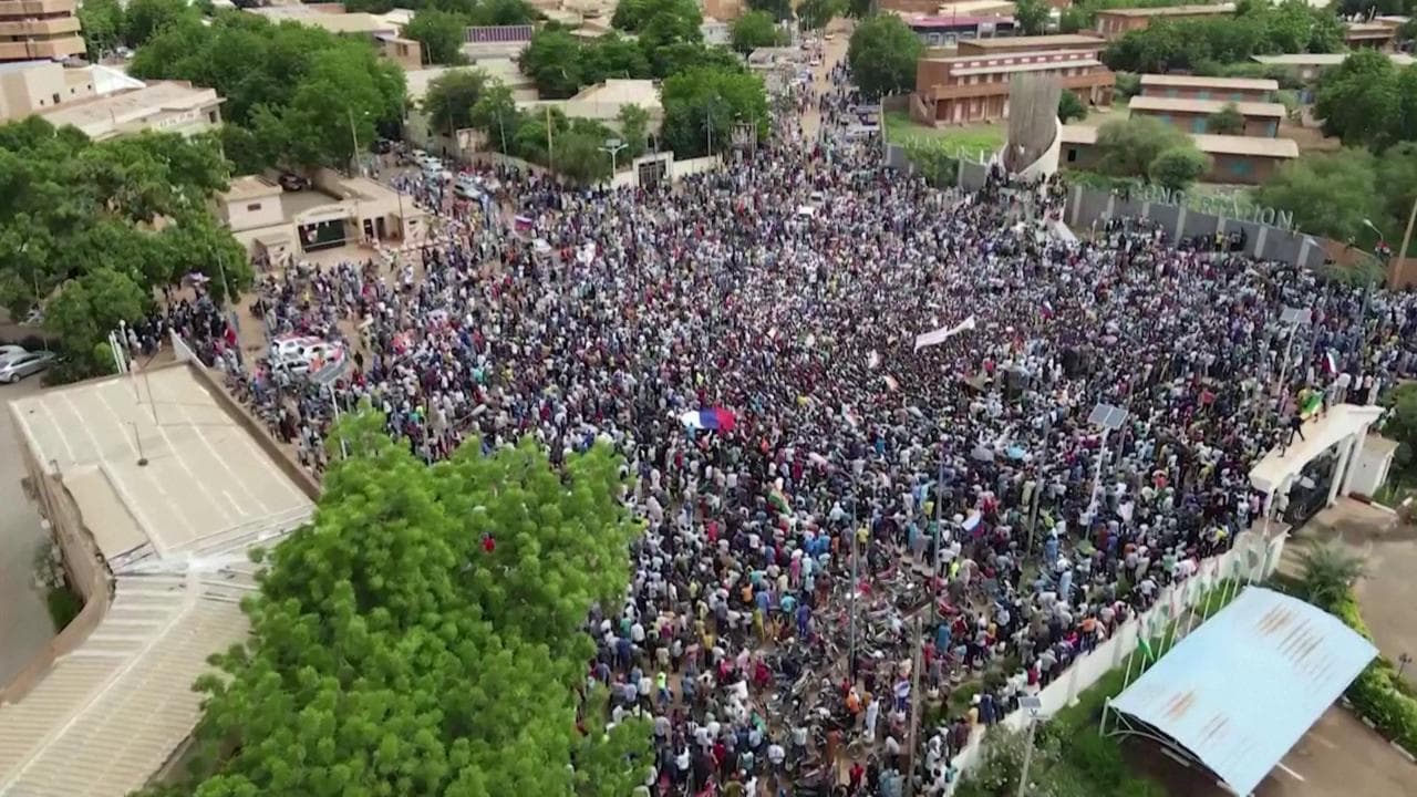 Niger, la folla sostiene i golpisti: in massa alla manifestazione che celebra l'indipendenza dalla Francia