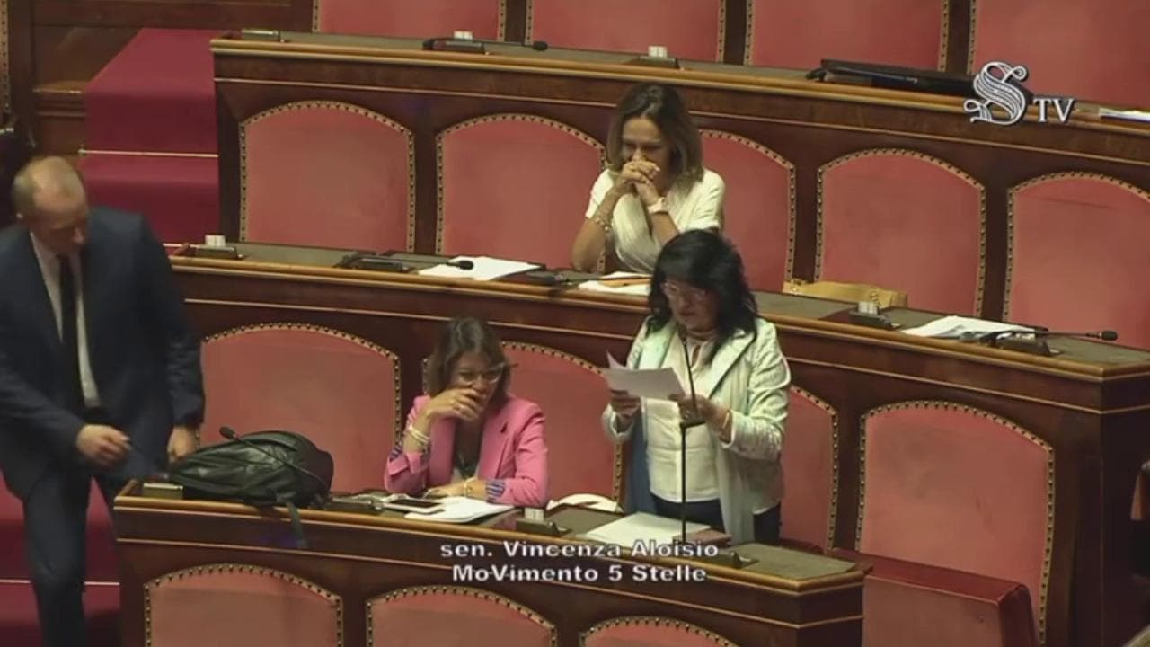 Senatrice M5s non trattiene le risate mentre la sua collega parla del dramma delle carceri