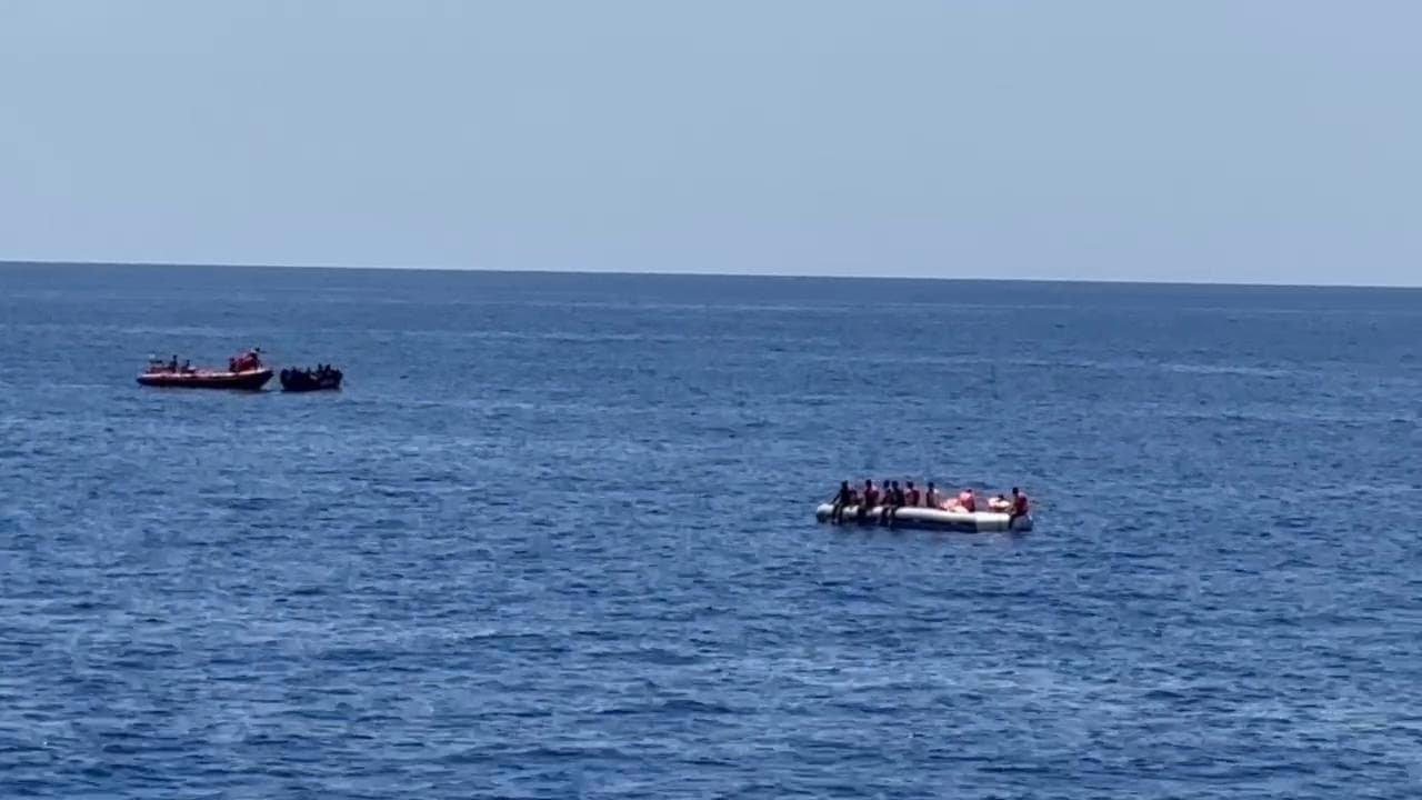 Dieci soccorsi per Open Arms, Mediterraneo assediato da barche di migranti